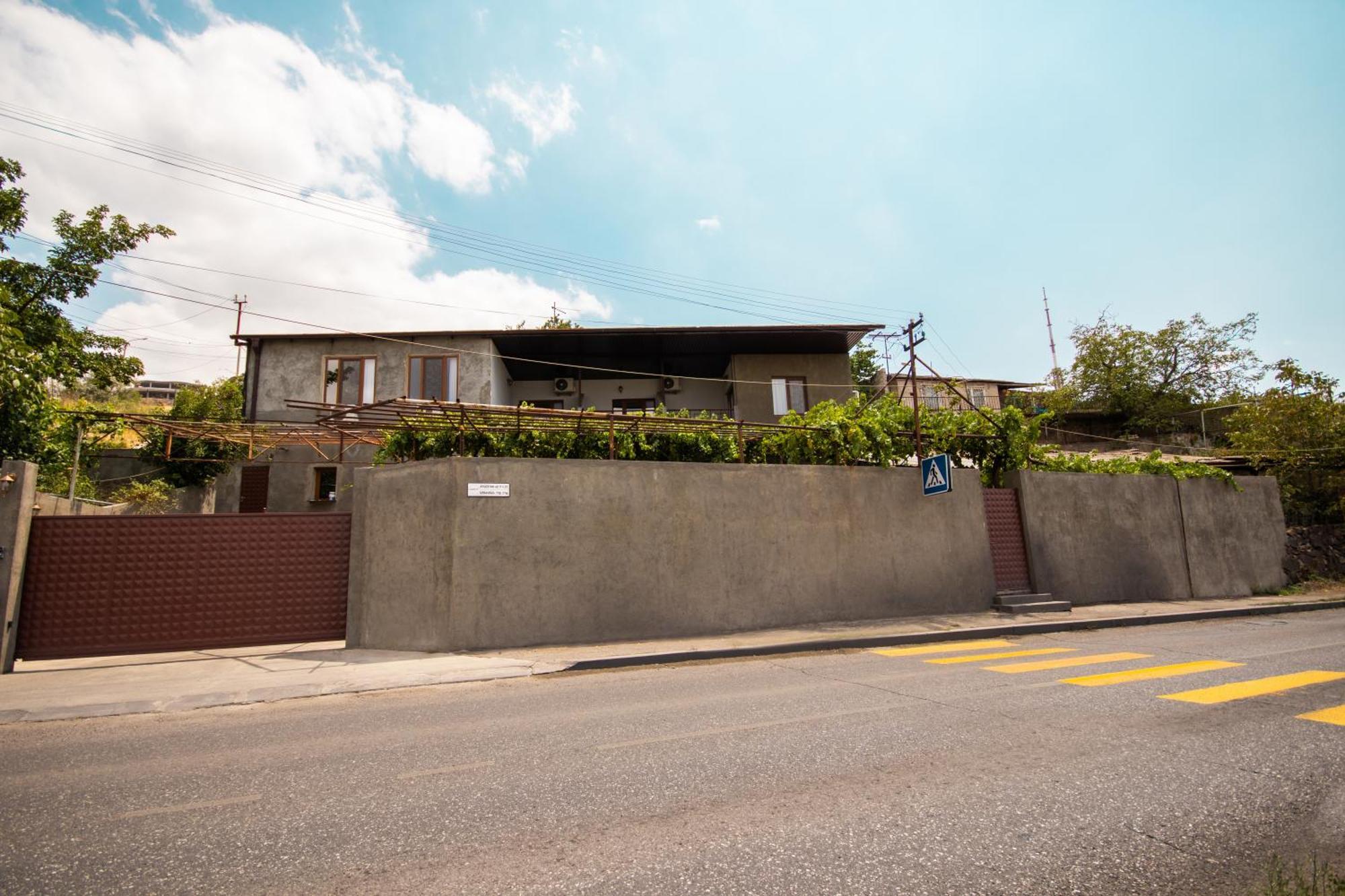 Hillside Guest House Yerevan Exterior photo